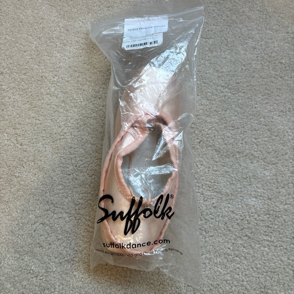 NWB SUFFOLK STELLAR POINTE SHOES